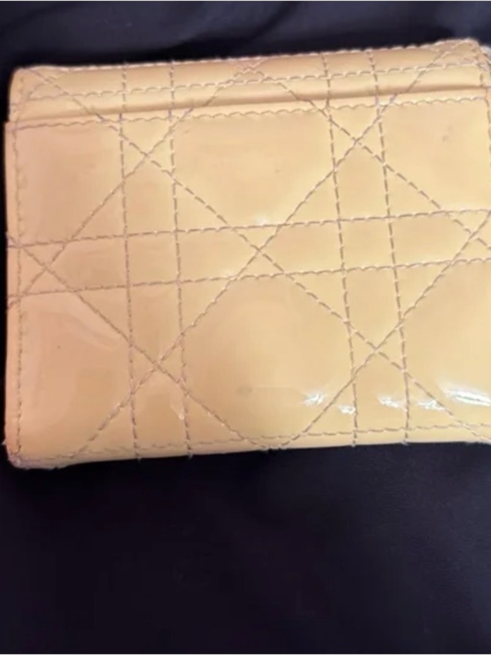 Christian Dior
Lady Dior Lotus Wallet Cannage Quilt Lambskin Compact - Picture 2 of 7